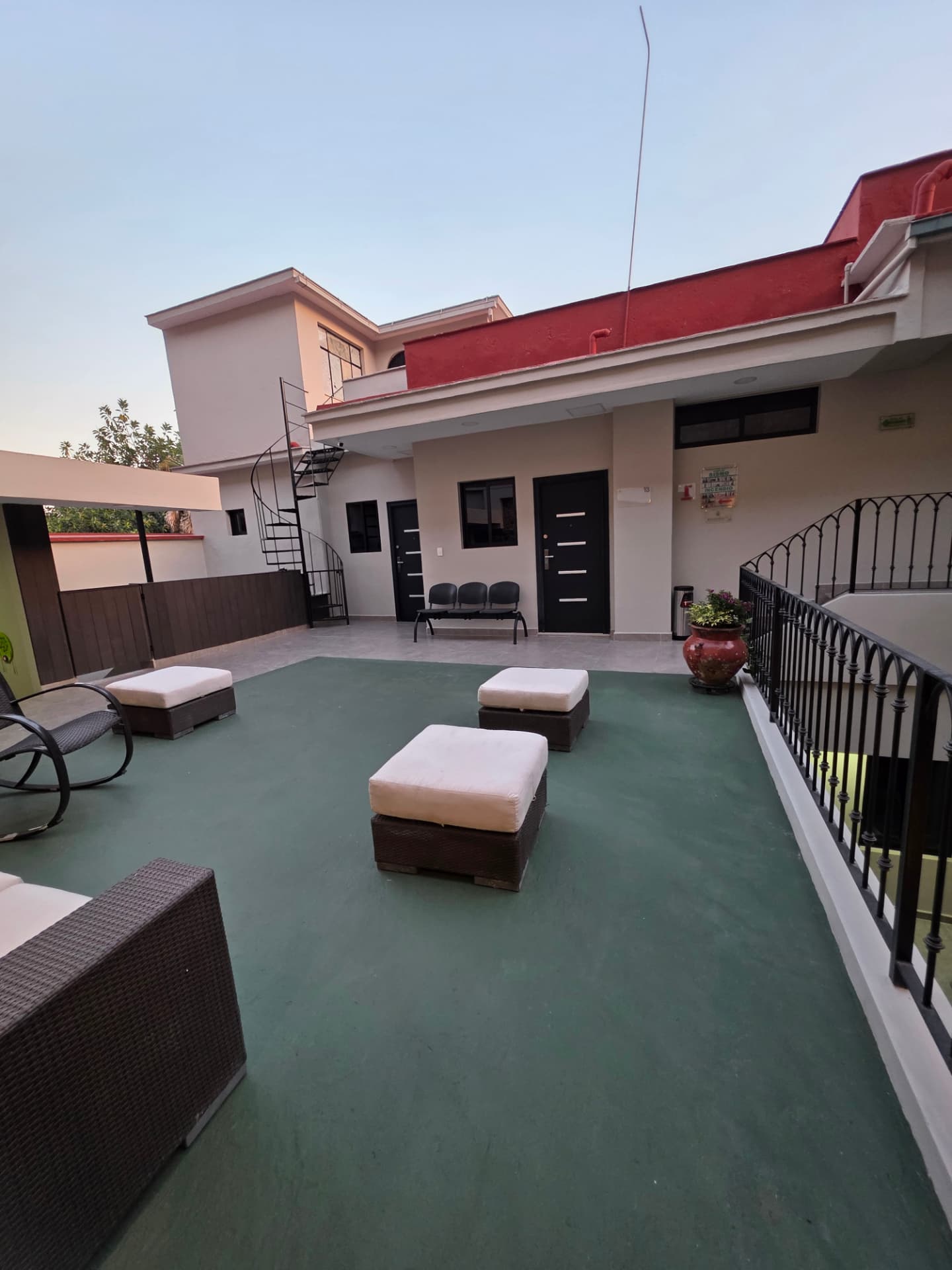 Terraza con área de descanso