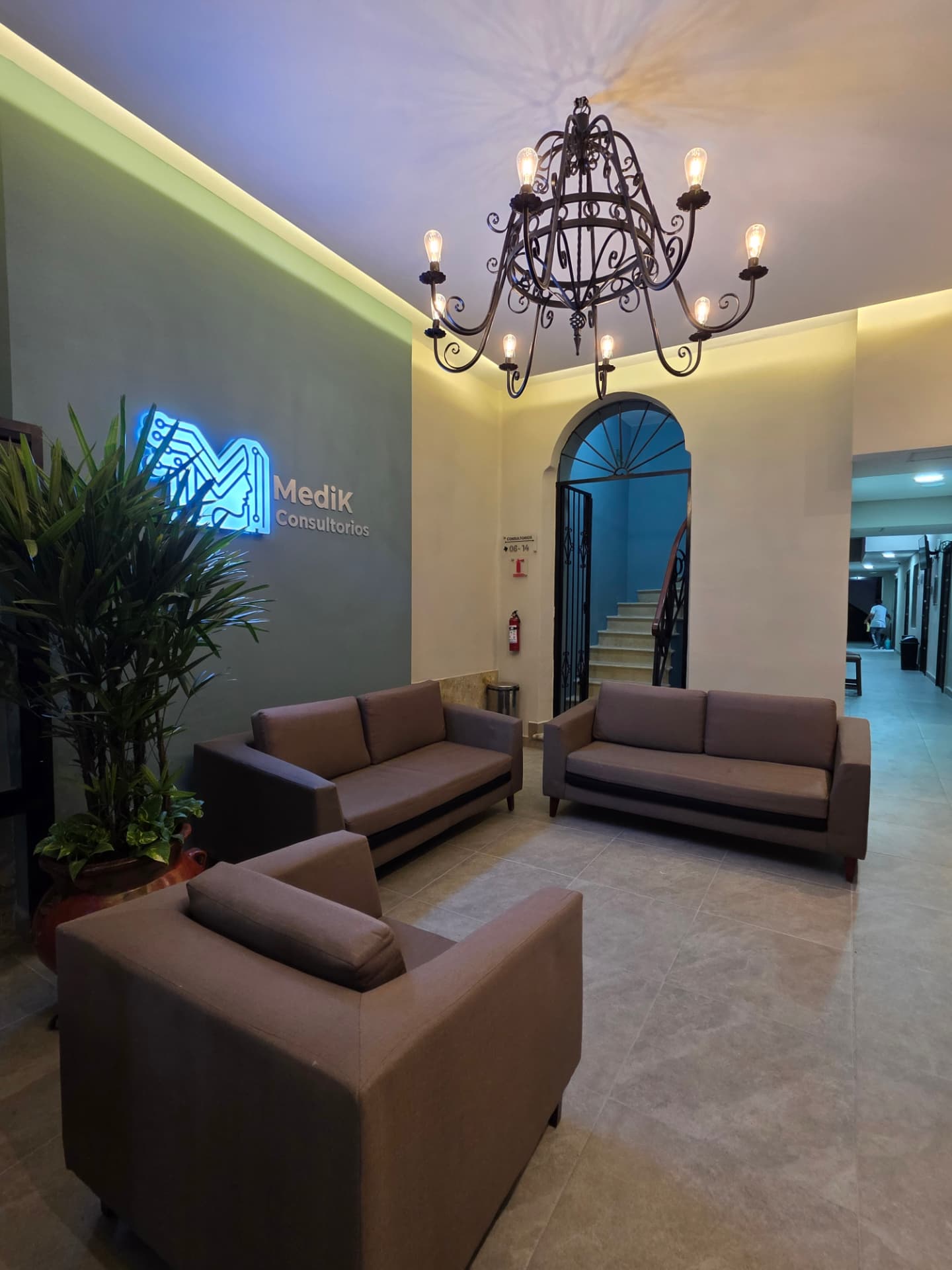 Recepción con candil de herrería