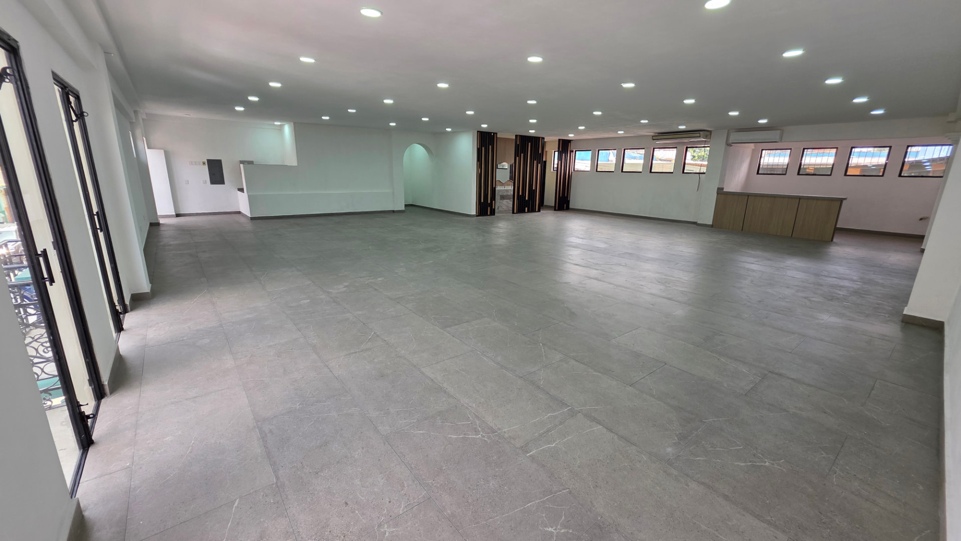 Salón principal con doble altura de iluminación