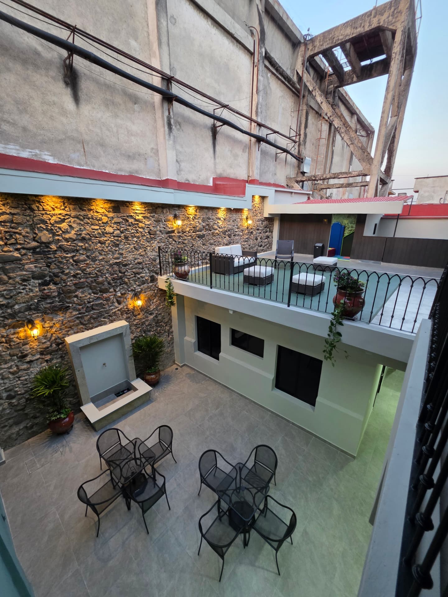 Vista del patio y terraza superior