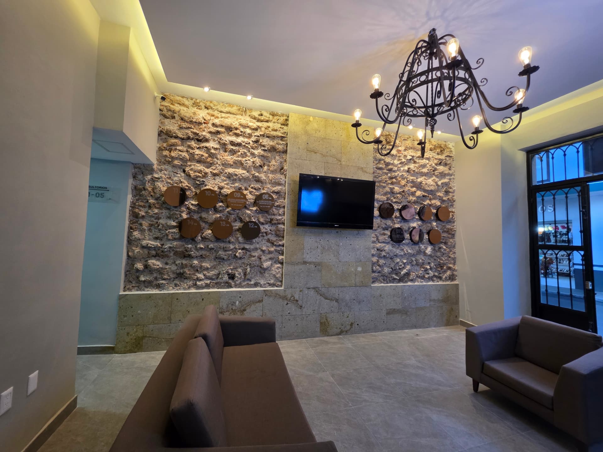 Sala de espera y directorio de consultorios