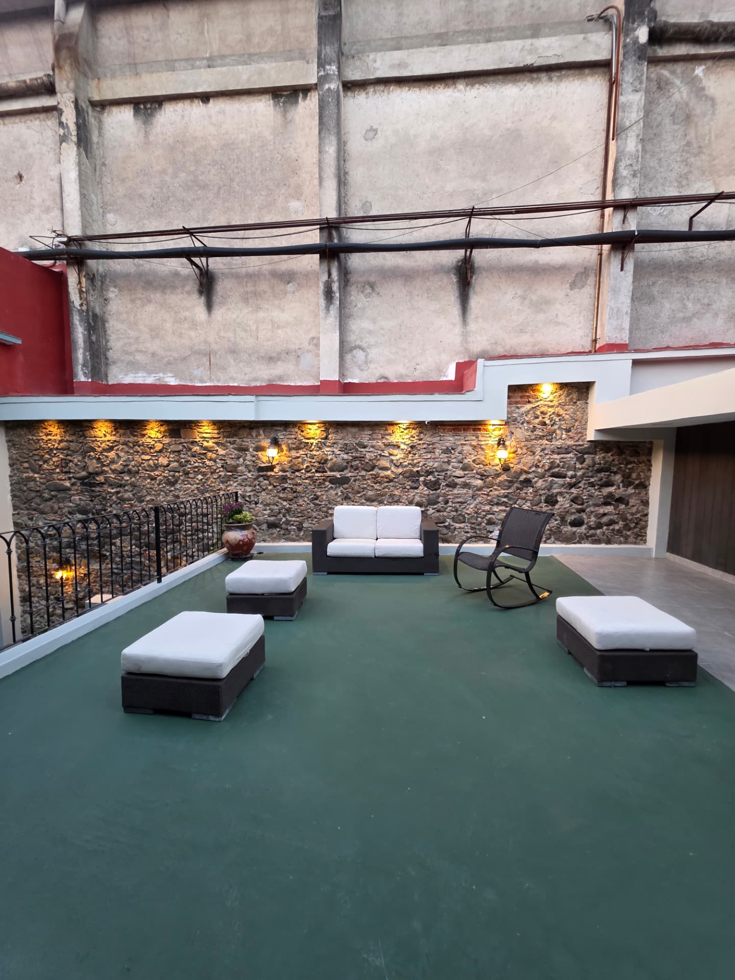 Terraza con muro de piedra iluminado